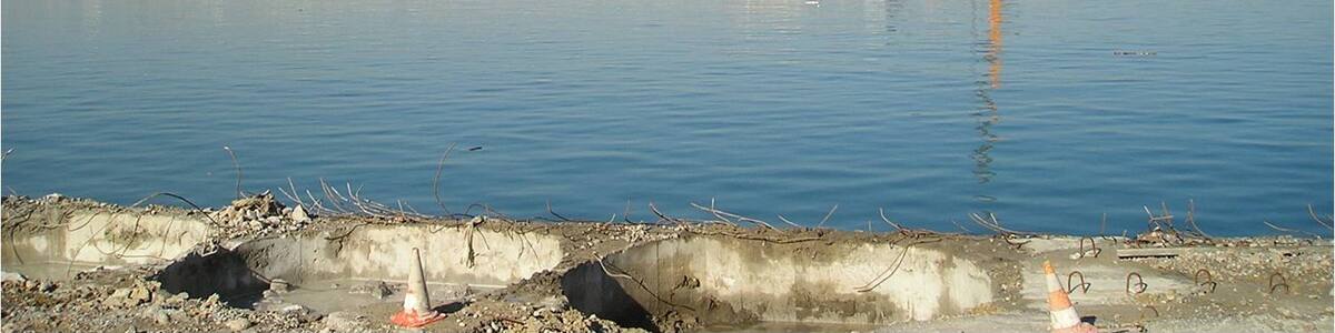 Photo "Contradique Ribera Norte." by Allpe (Creative Commons Attribution 3.0) / Cropped from original