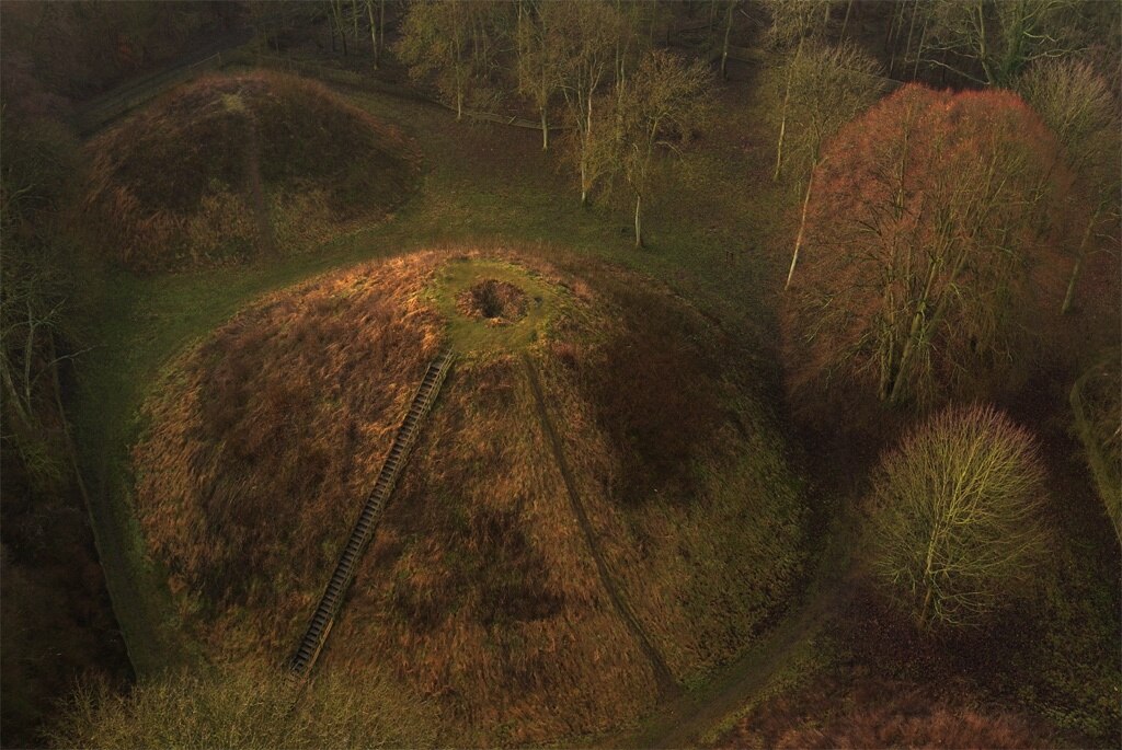 Photo "Bartlow" by www.bill-blake.co.uk (CC BY-SA) / Cropped from original