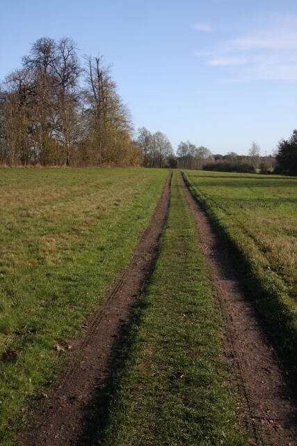 Foto "Langham" de Bob Jones (CC BY-SA) / Recortada do original