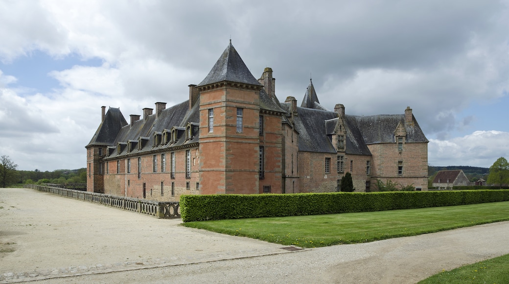 "Carrouges slott"-foto av Selbymay (CC BY-SA) / Urklipp från original