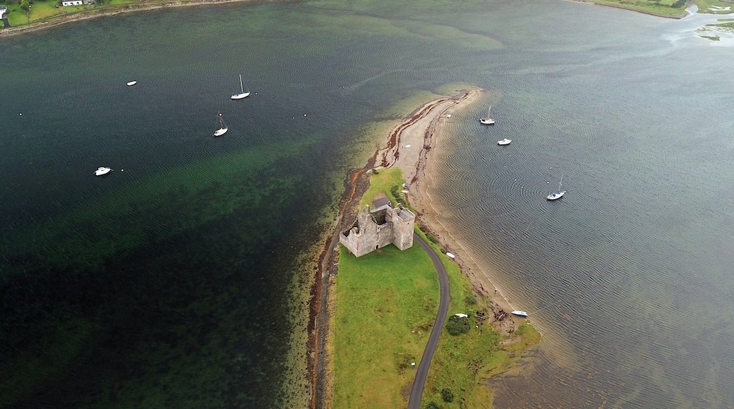 Photo "Lochranza Castle" by PaulT (CC BY-SA) / Cropped from original