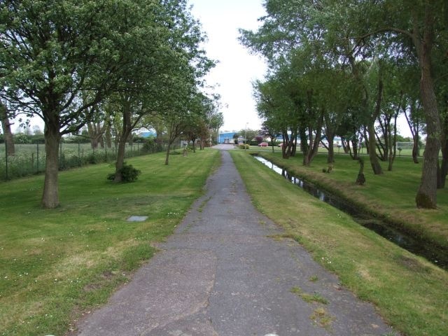 Footpath into Pontin's Holiday Village, Pakefield taken from bus stop on A12.