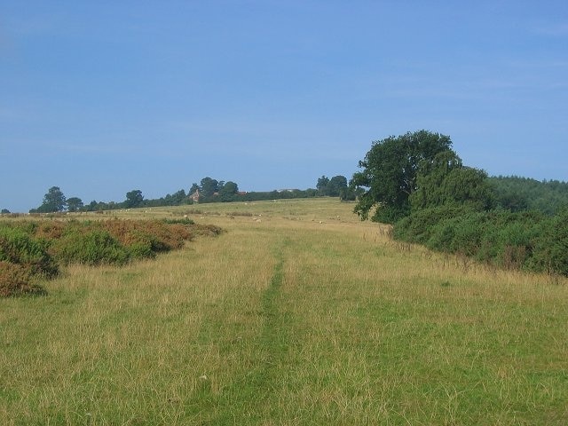 Foto „Richard's Castle“ von Richard Webb (CC BY-SA)/zugeschnittenes Original