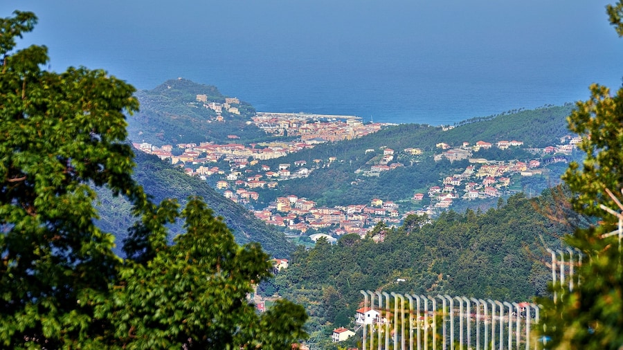 Photo "Sestri Levante, telefoto" by Terensky (Creative Commons Attribution 3.0) / Cropped from original