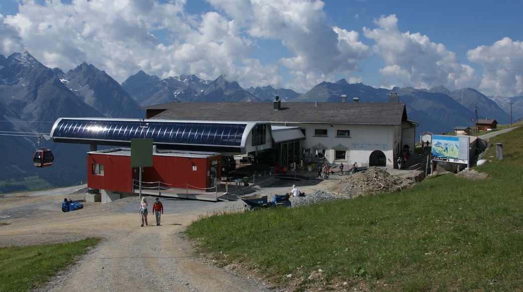 ภาพ "สกีรีสอร์ต Scuol" โดย Aconcagua (CC BY-SA) / ตัดภาพจากขนาดต้นฉบับ