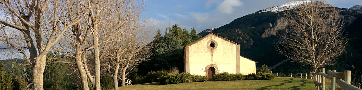Photo "Ermita de Sant Grau del Puig d'Urús" by Jvinolase (Creative Commons Attribution-Share Alike 4.0) / Cropped from original