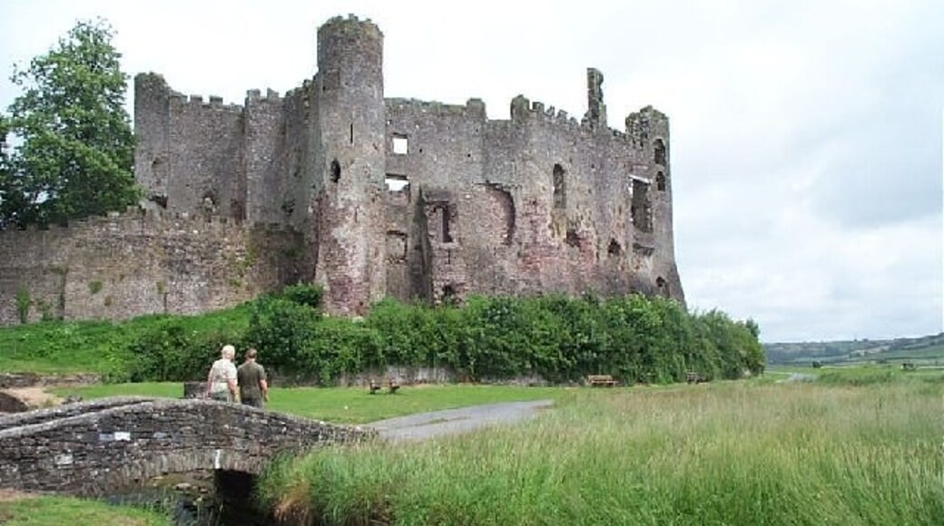 "Laugharne Castle"-foto av Garth Newton (CC BY-SA) / Urklipp från original