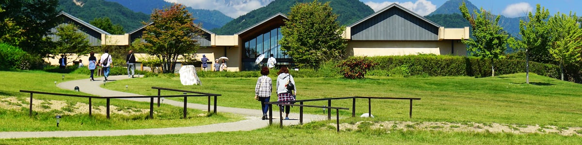 Photo "The Chihiro Art Museum Azumino in Matsukawa, Nagano prefecture, Japan" by 663highland (Creative Commons Attribution 2.5) / Cropped from original