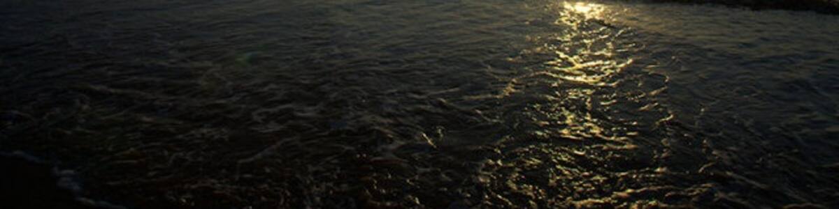 Photo "Sand Bay looking towards Birnbeck Pier" by Ian james Frost (Creative Commons Attribution-Share Alike 2.0) / Cropped from original