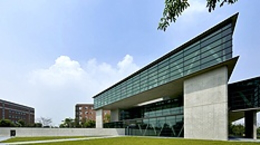Foto "Asia University" por Whtsai (page does not exist) (CC BY-SA) / Recortada de la original
