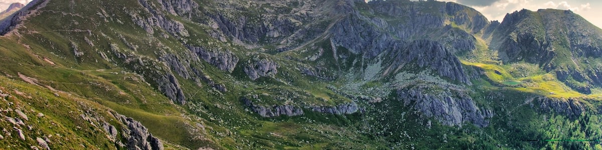 Photo "Gruppo di Rava" by Stefano Petri (Creative Commons Attribution 3.0) / Cropped from original
