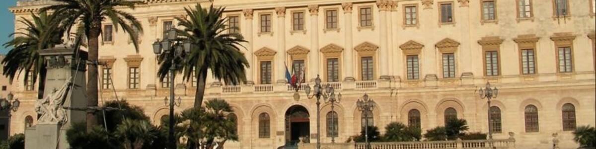 Photo "Sassari, Piazza d'Italia e Palazzo della Provincia." by Gfss84 (Creative Commons Attribution 2.5) / Cropped from original