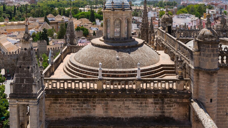 Photo "A pinnacle, seen from the "Giralda", cathedral of Seville, Spain." by undefined (Creative Commons Zero, Public Domain Dedication) / Cropped from original