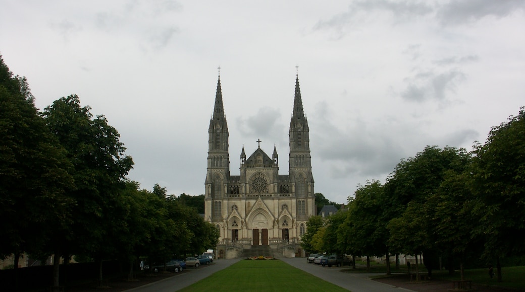 Ảnh "La Chapelle-Montligeon" của Sedme (page does not exist) (CC BY-SA) / Cắt từ ảnh gốc