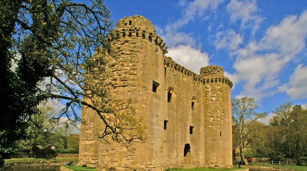 Foto "Nunney" por Jusben (CC BY) / Recortada de la original