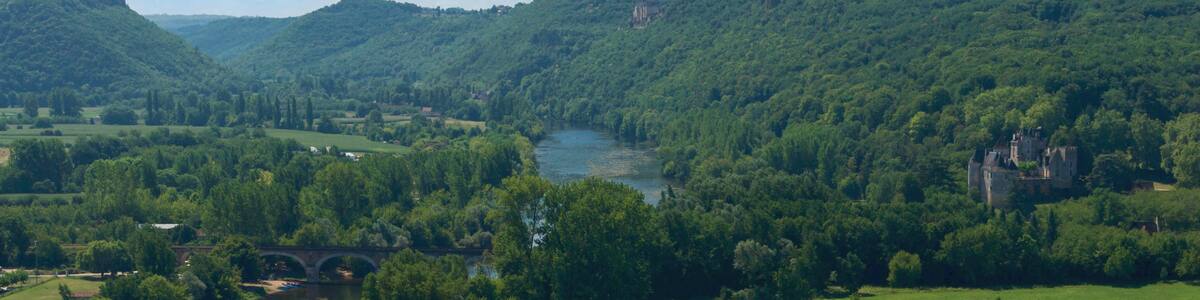 Photo "Valley of the Dordogne river, from château de Beynac, Dordogne, France." by undefined (Creative Commons Zero, Public Domain Dedication) / Cropped from original
