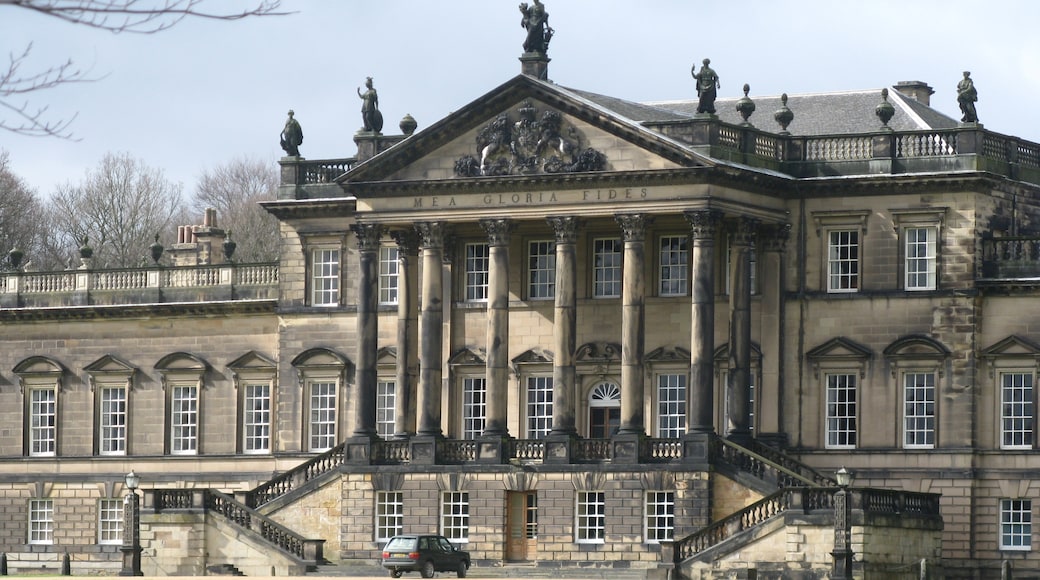 Photo "Wentworth Woodhouse" by Dave Pickersgill (CC BY-SA) / Cropped from original