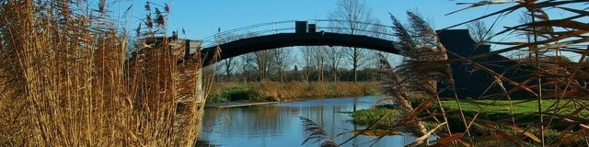 Photo "Ulting Pipe Bridge This pipe bridge carries water from the nearby reservoirs across the River Chelmer" by Glyn Baker (Creative Commons Attribution-Share Alike 2.0) / Cropped from original