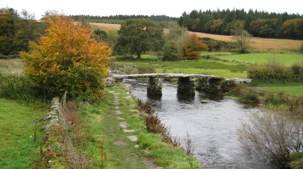 Foto "Puente de losas de piedra" por Nigel Cox (CC BY-SA) / Recortada de la original