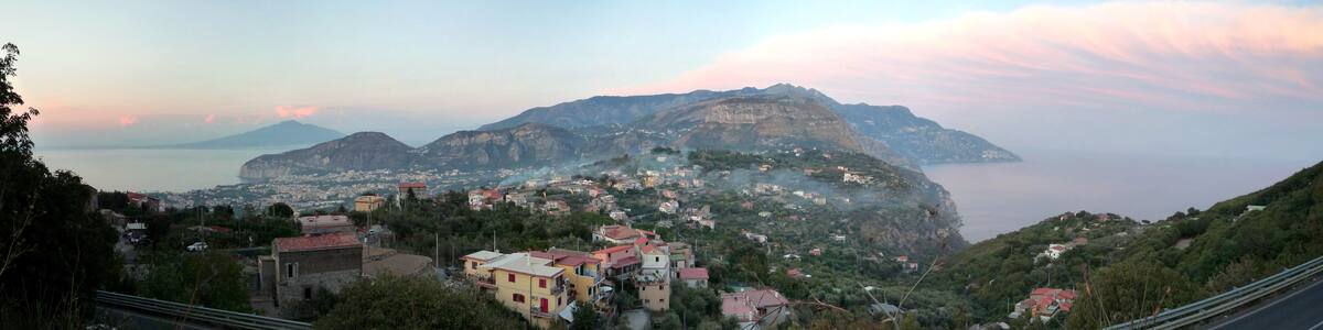 Photo "Costiera Amalfitana" by Michael Karavanov (Creative Commons Attribution-Share Alike 3.0) / Cropped from original