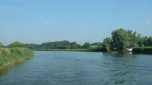 Foto „Burgh St. Peter“ von David Medcalf (CC BY-SA)/zugeschnittenes Original