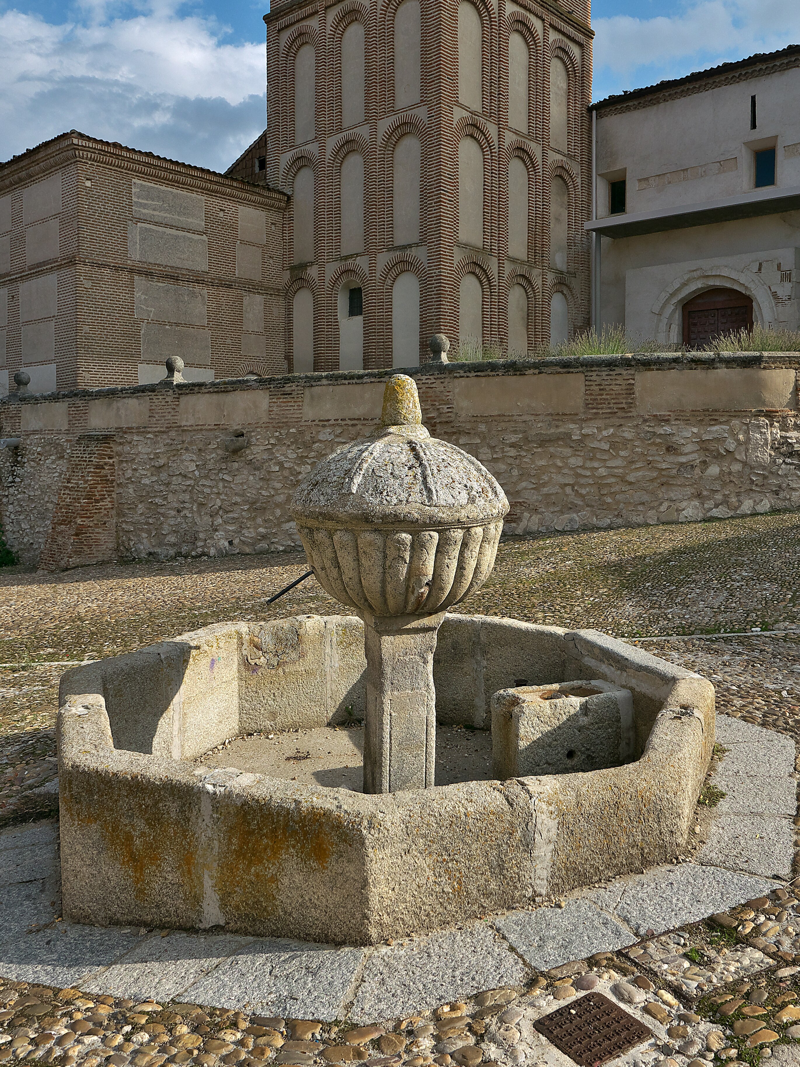 "Arévalo"-foto av José Luis Filpo Cabana (CC BY) / Urklipp från original