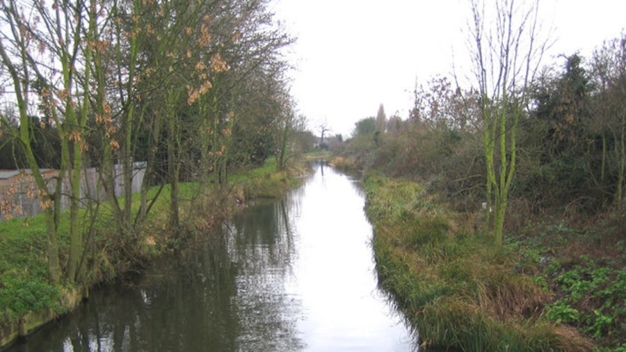 Photo "Duke of Northumberland's River in North Feltham Looking upstream from the A312 Fagg's Road bridge." by Nigel Cox (Creative Commons Attribution-Share Alike 2.0) / Cropped from original