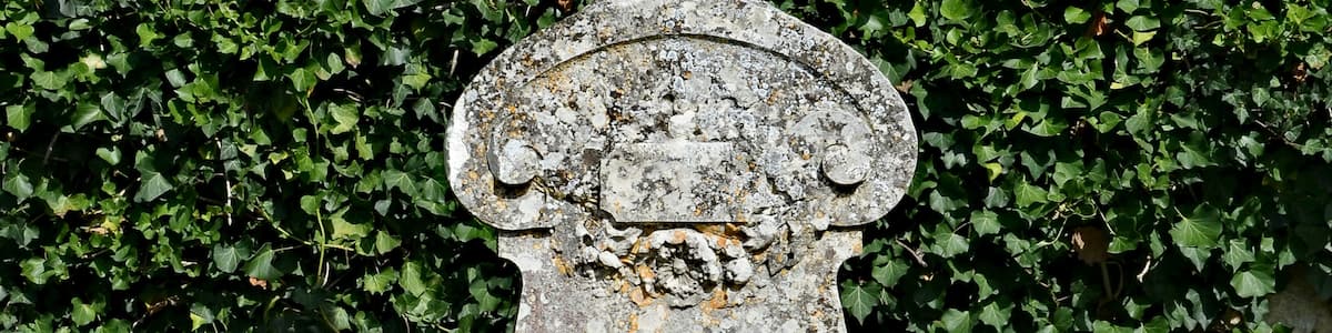 Photo "Gravestone situated near the church of Conzac, Saint-Aulais, Charente, Charente, France." by JLPC (Creative Commons Attribution-Share Alike 3.0) / Cropped from original