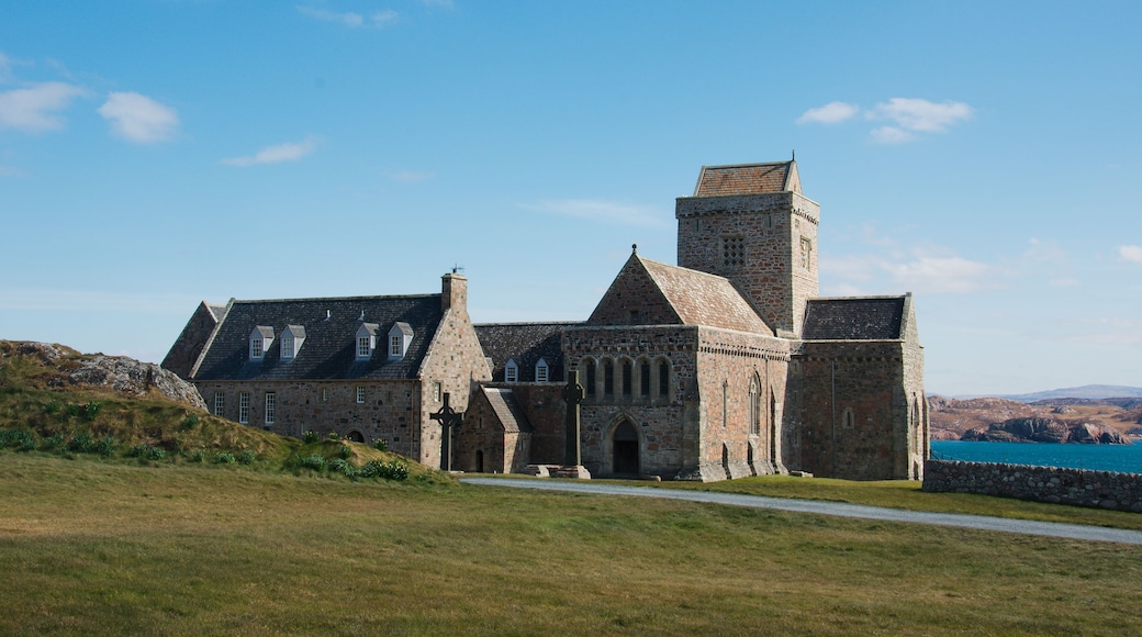 Photo "Iona Abbey" by marsupium photography (CC BY-SA) / Cropped from original