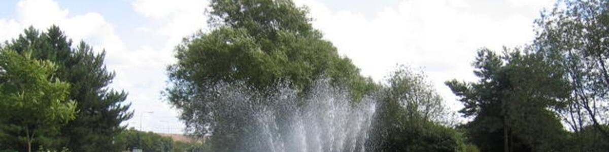 Photo "Fountain at Birmingham Business Park. This fountain forms part of the water feature at the entrance to the business park." by David Stowell (Creative Commons Attribution-Share Alike 2.0) / Cropped from original