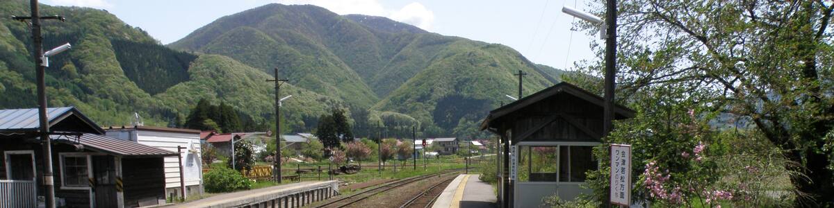 Photo "Ashinomaki-Onsen Station" by くろふね (Creative Commons Attribution 3.0) / Cropped from original