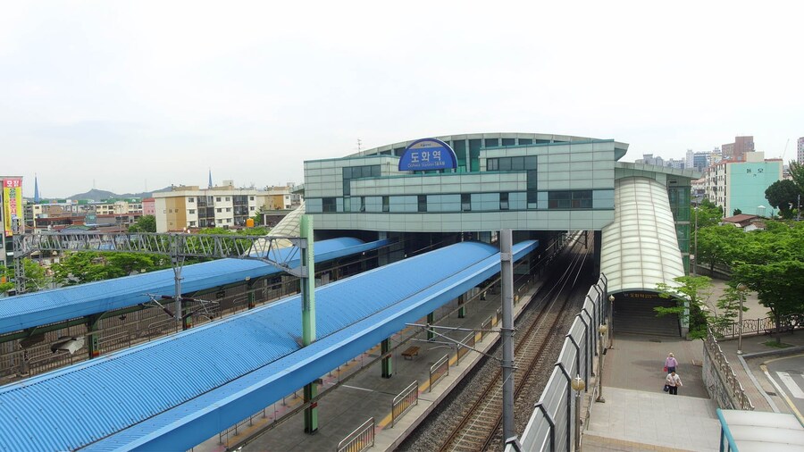Photo "Gyeongin Line Dohwa Station" by G43 (Creative Commons Attribution-Share Alike 3.0) / Cropped from original