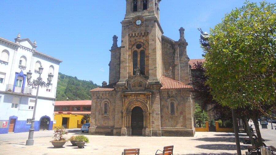Photo "Iglesia San Esteban de Ciaño, Asturias." by McBodes (Creative Commons Attribution 3.0) / Cropped from original