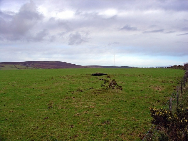 Carn Besi Unkempt, almost-buried remains of neolithic chamber tomb.