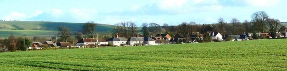 Photo "Housing on the north-western edge of Chiseldon, Swindon The properties most visible across the farmland date mostly from between the wars." by Brian Robert Marshall (Creative Commons Attribution-Share Alike 2.0) / Cropped from original