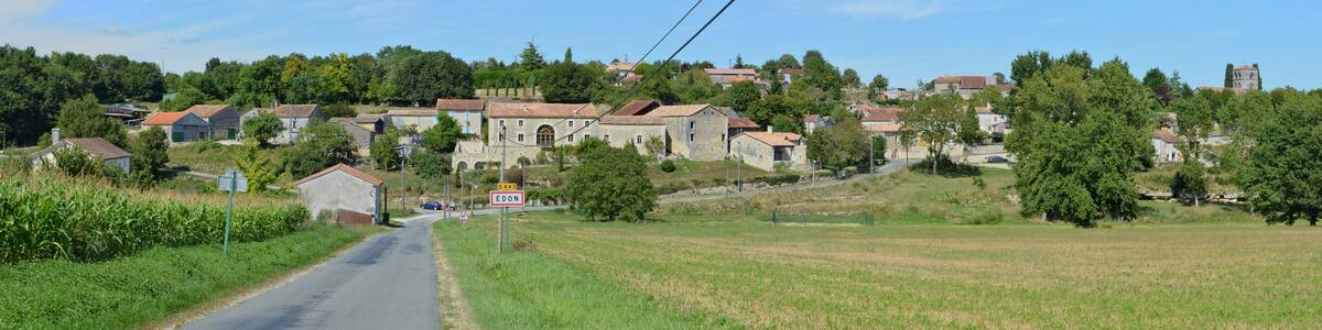 Photo "Panorama, from S-SW, of the country village of Edon, Charente, France." by JLPC (Creative Commons Attribution-Share Alike 3.0) / Cropped from original