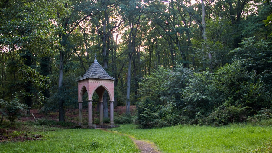Photo "Kapelle im Garten des Jagthaus Huberstusstock in Joachimsthal" by Freddy2001 (Creative Commons Attribution-Share Alike 3.0) / Cropped from original