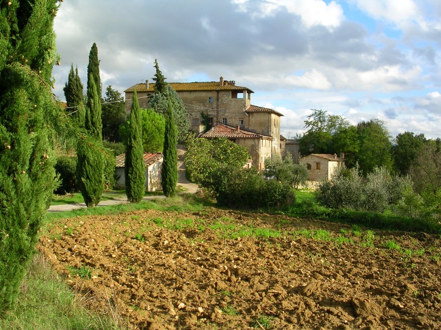 Photos of Montegabbro, village of Colle di Val d'Elsa in the province of Siena, taken by road to town