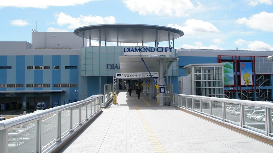 Photo "開業当初のダイヤモンドシティ・エアリ（現イオンモール名取、宮城県名取市）入口の様子（2007年3月20日）。仙台空港アクセス鉄道の杜せきのした駅とペデストリアンデッキで接続されている。ダイヤモンドシティ・エアリは、運営会社のダイヤモンドシティがイオンモール株式会社に吸収合併された（2007年）ことで開業初年度の内にイオンモール名取エアリへと改称。2011年には「エアリ」も外され、現在のイオンモール名取となった。" by 掬茶 (Creative Commons Attribution-Share Alike 3.0) / Cropped from original