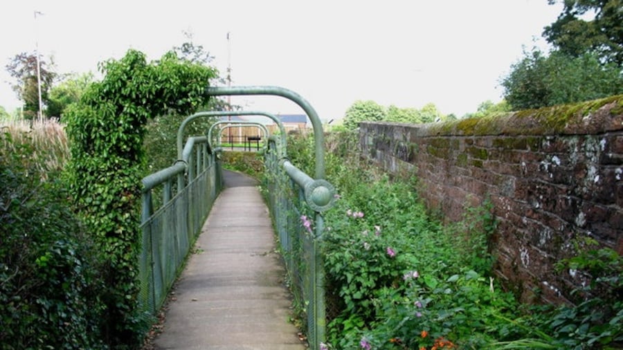 Photo "Wetheral Footbridge Footbridge over the rail tracks near Wetheral Station made by Tubewrights Ltd, Newport, Monmouthshire." by David Rogers (Creative Commons Attribution-Share Alike 2.0) / Cropped from original