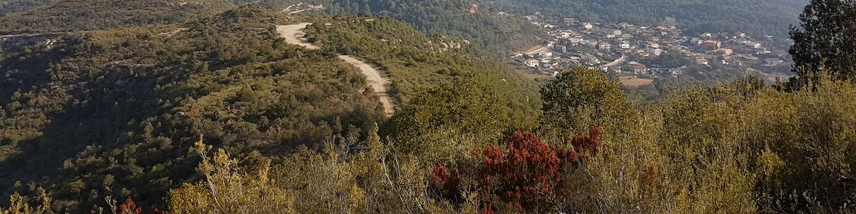 Photo "Vista des del cim del Turó de l'Escletxa (100 cims de la FEEC)" by Simonjoan (Creative Commons Attribution-Share Alike 4.0) / Cropped from original