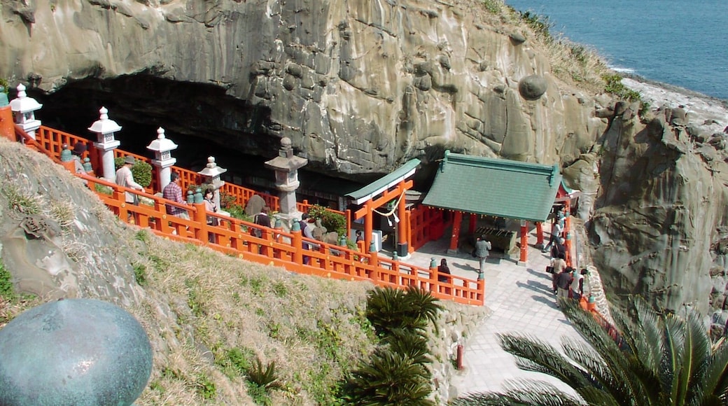 Foto "Tempio shintoista Udo-jingū" di iwaseta (CC BY-SA) / Ritaglio dell’originale