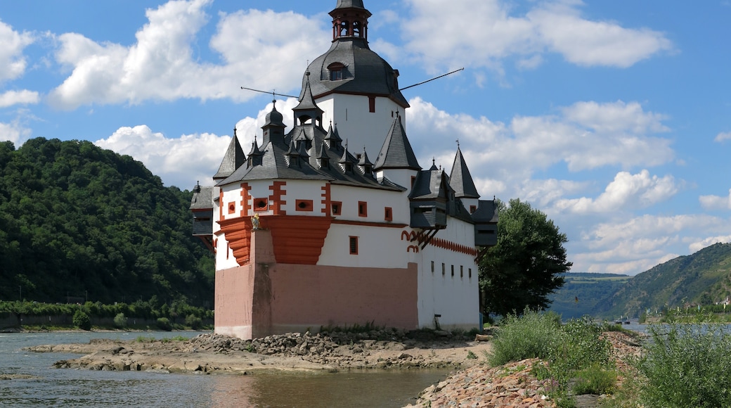 Foto "Castelo de Pfalzgrafenstein" de Milseburg (CC BY-SA) / Recortada do original
