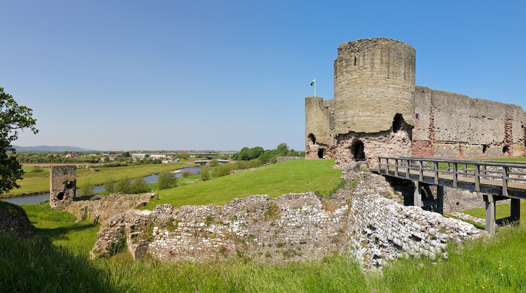 Photo "Rhuddlan Castle" by Mike Peel (CC BY-SA) / Cropped from original