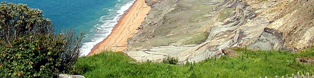 Photo "Erosion at Blackgang The unstable nature of the cliffs hereabouts is very evident. Tennyson Down and the Needles can just be seen in distance." by OLU (Creative Commons Attribution-Share Alike 2.0) / Cropped from original