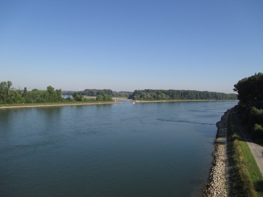 Germersheim: Blick über den Rhein mit der Hafeneinfahrt