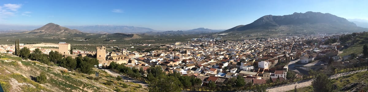 Photo "Vista del municipio de Jódar desde el mirador." by Montsefak (page does not exist) (Creative Commons Attribution-Share Alike 4.0) / Cropped from original