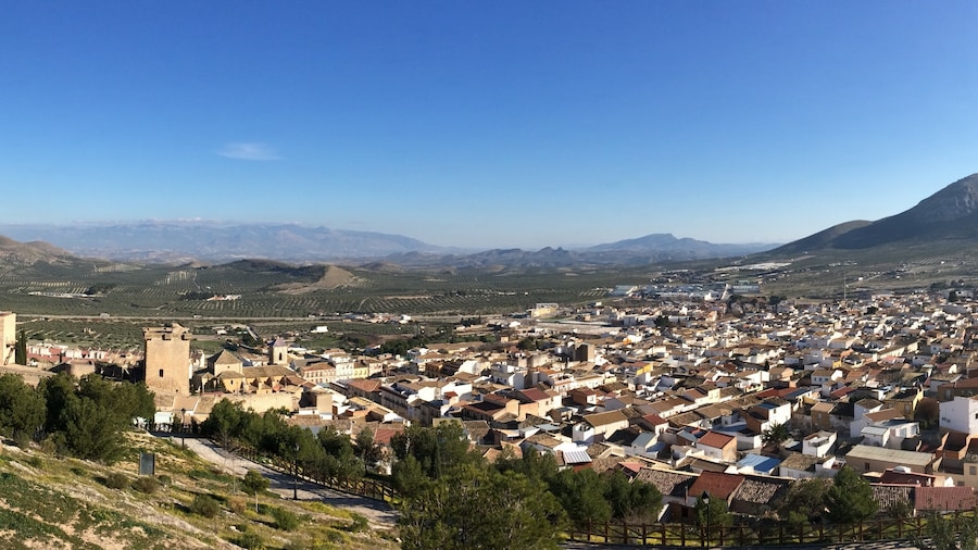 Photo "Vista del municipio de Jódar desde el mirador." by Montsefak (page does not exist) (Creative Commons Attribution-Share Alike 4.0) / Cropped from original