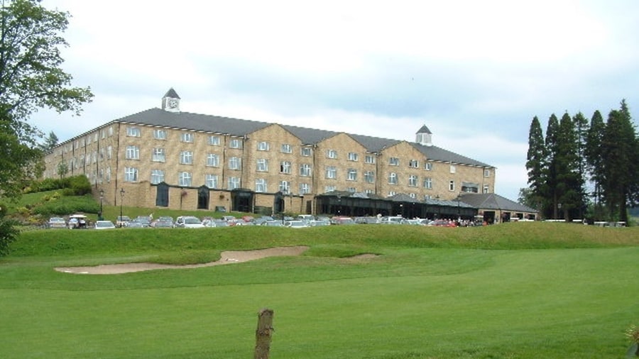 Photo "Slaley Hall Hotel and Golf Course. View of the hotel across the golf course." by James Allan (Creative Commons Attribution-Share Alike 2.0) / Cropped from original