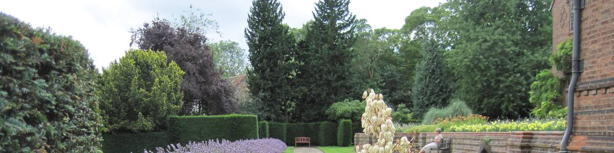 Photo "Part of the terrace at the rear of Goddards. The beautifully restored rear garden at the National Trust property,Goddards which overlooks York racecourse." by Bob Cantwell (Creative Commons Attribution-Share Alike 2.0) / Cropped from original